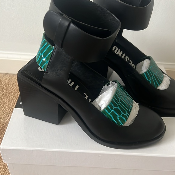 I desire the things that will destroy me sandals - Picture 5 of 9